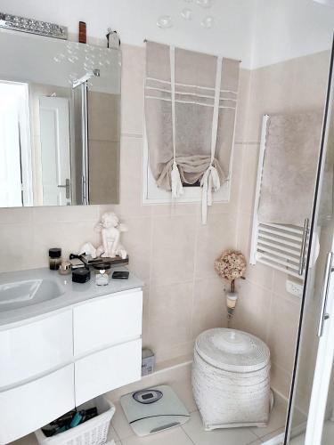 une salle de bain avec toilettes et lavabo dans l'établissement Appartement charmant à Mandelieu-la-Napoule - 50 m² - avec piscine, à Mandelieu-la-Napoule
