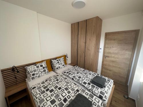 um quarto com uma cama e uma porta de madeira em Apartment Chalupa 13ka - Dolní apartmán by Interhome em Smržovka