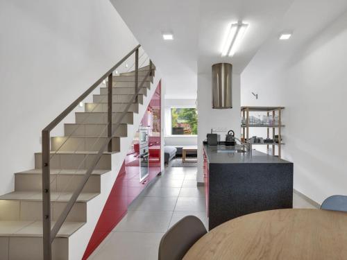 uma cozinha e sala de jantar com uma escada numa casa em Apartment Klinovec Meadows Residence by Interhome em Loucná pod Klínovcem