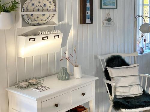 una mesa blanca y una silla en una habitación en Holiday Home Suoma - all inclusive - 800m from the sea by Interhome, en Fanø