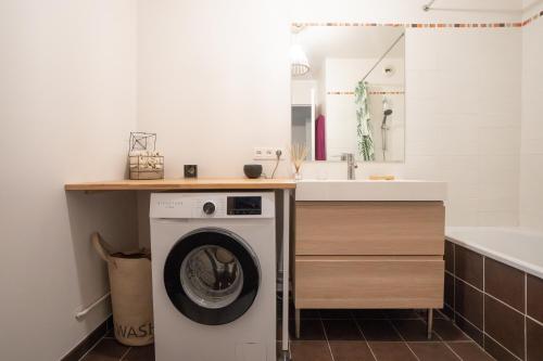 a bathroom with a washing machine and a sink at Le Contemporain ~ T4 Spacieux ~ RER A & Disney in Torcy