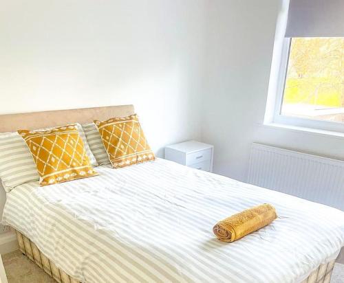 Una cama con un objeto de madera encima. en London 2 bed apartment, en Woolwich