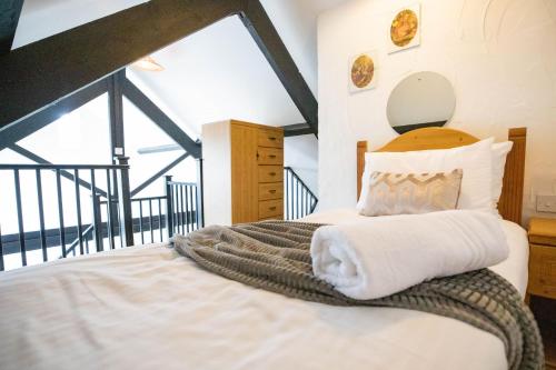 Un dormitorio con una cama con una ventana grande. en Treworgie Barton - Trespaddick, en Bude