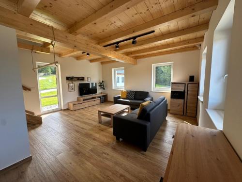 Μια τηλεόραση ή/και κέντρο ψυχαγωγίας στο Apartment Chalupa 13ka - Horní apartmán by Interhome