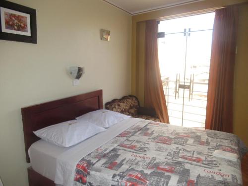 Un pat sau paturi într-o cameră la Gran Hostal Los Pinos