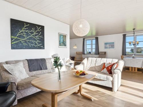 uma sala de estar com um sofá e uma mesa em Holiday Home Sebine - all inclusive - 800m from the sea by Interhome em Humble