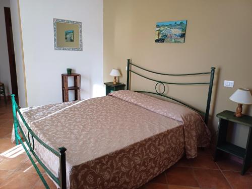 - une chambre avec un lit et 2 tables de chevet dans l'établissement Agriturismo Colleverde Capalbio, à Capalbio