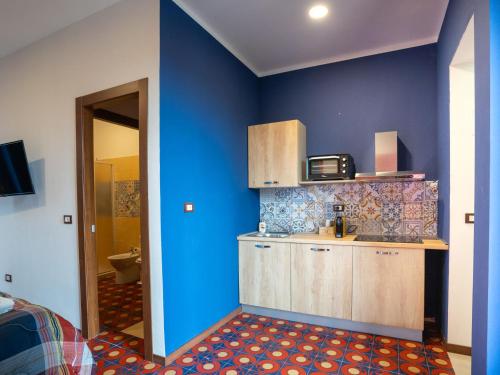 una cucina blu con bancone e forno a microonde di Apartment Dimora Porta Nuova by Interhome a Casalbordino