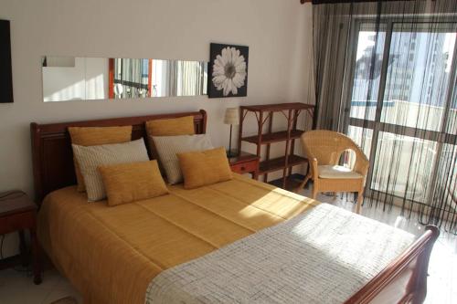 1 dormitorio con cama grande y ventana grande en Dream Holidays with See View - Praia Rocha, en Portimão