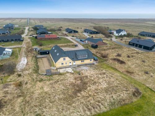 una vista aérea de una casa en un campo en Holiday Home Nafne - all inclusive - 1-2km from the sea by Interhome, en Hvide Sande
