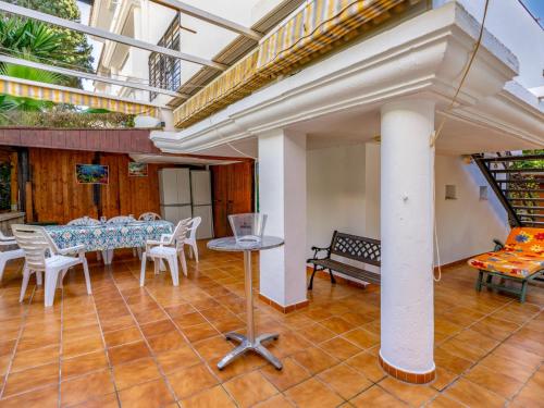 une véranda avec une table et des chaises sur une terrasse dans l'établissement Apartment Los Nidos by Interhome, à Torremolinos