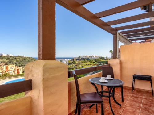 einen Balkon mit einem Tisch und Stühlen sowie Aussicht in der Unterkunft Apartment Casares del Sol by Interhome in Casares