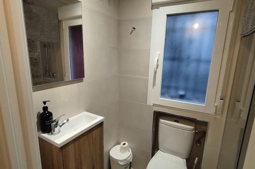 ein Bad mit einem WC, einem Waschbecken und einem Fenster in der Unterkunft Apartamento moderno a 1km de Granada in Granada