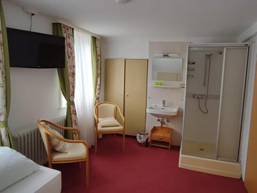 een hotelkamer met een wastafel en een badkamer bij Room in Guest room - Pension Forelle - double room in Forbach