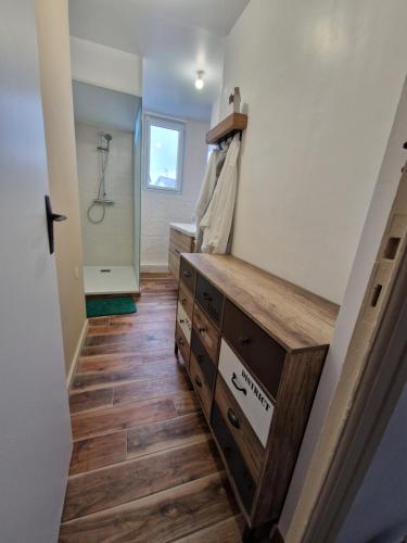 La salle de bains est pourvue d'un lavabo et de parquet. dans l'établissement Le Sloop, à Quimper