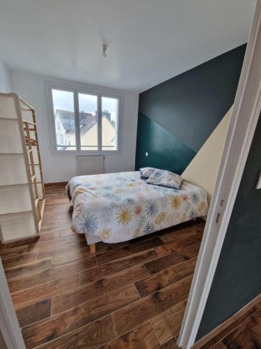 - une chambre avec un lit et une échelle dans l'établissement Le Sloop, à Quimper
