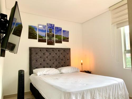 サバネタにあるPiso26 Beautifull Apartment and Parkingのベッドルーム1室(ベッド1台付)