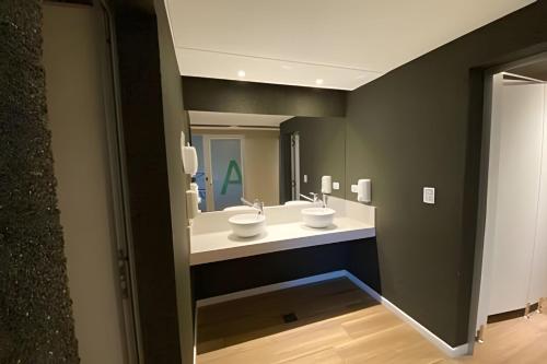 a bathroom with two sinks and a mirror at Estudio Ejecutivo con Amenities in Rosario