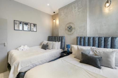 Кровать или кровати в номере Wembley Luxury 3 Bedroom