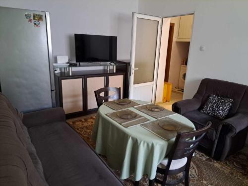 - un salon avec une table et un canapé dans l'établissement Zoev, à Plovdiv