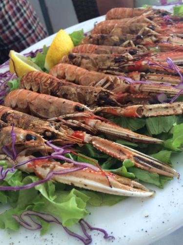 a plate of food with lobsters and a salad at Appartement BM in Drage