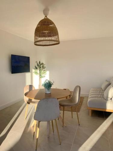 Gallery image of Provensa - love room avec balneo et terrasse avec vue in Pertuis