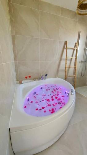 Gallery image of Provensa - love room avec balneo et terrasse avec vue in Pertuis