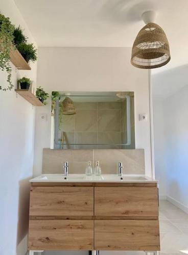 Gallery image of Provensa - love room avec balneo et terrasse avec vue in Pertuis