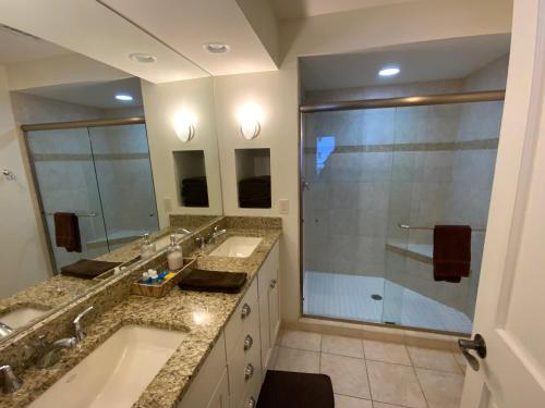 un bagno con due lavandini e una doccia di Lovely 2-bedroom Suite with lots of Amenities a Traverse City