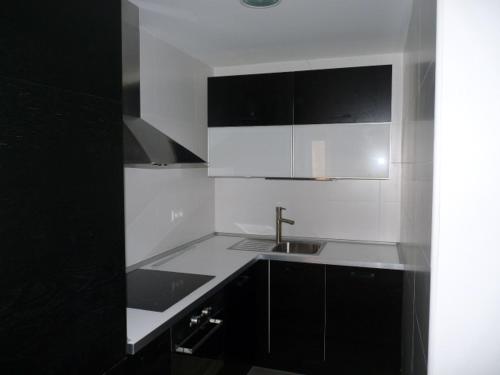 a black and white kitchen with a sink at Bardenas de Tudela in Tudela
