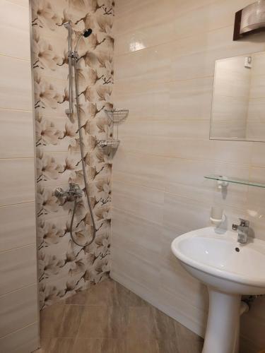 y baño con lavabo y ducha. en апартаменти Tryavna lake, en Tryavna