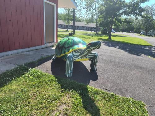 eine Statue einer Schildkröte am Straßenrand in der Unterkunft Trails INN Quadna Mountain Motel & RV Park in Hill City