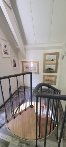 - un escalier en colimaçon dans une pièce ornée de peintures murales dans l'établissement L'ARRA DE LA ROSERAIE, à Bonnebosq