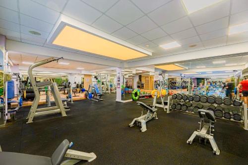 een fitnessruimte met verschillende loopbanden en gewichten bij YamaLuxe Apartments - Silent & Warm With Many Facilities in Boekarest