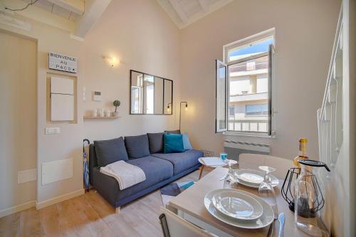 un salon avec un canapé bleu et une table dans l'établissement Le Paco - 600 m plage - Verrière Côte d'Azur, à Cannes