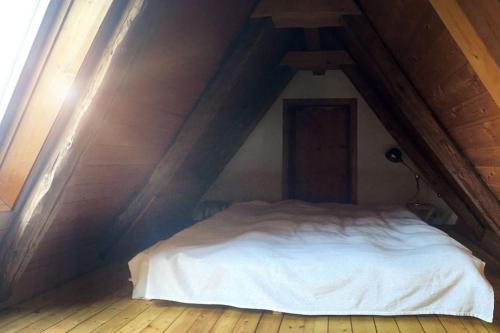 sypialnia z łóżkiem na poddaszu w obiekcie Gemütliches Maisonette-Studio in ehemaliger Scheune w mieście Schwäbisch Gmünd