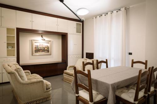 una sala da pranzo con tavolo e sedie di Casa Garruba Central Station a Bari