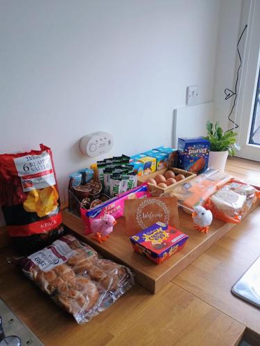 Cottage nr BikeParkWales/Brecon Beacons/PenYFan في ميرثير تيدفيل: طاولة عليها طعام ووجبات خفيفة أخرى