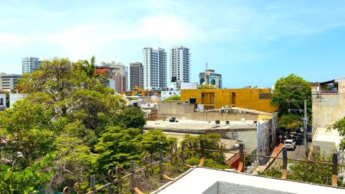 vista su una città con edifici alti di DUSANO BOUTIQUE HOTEL a Santa Marta