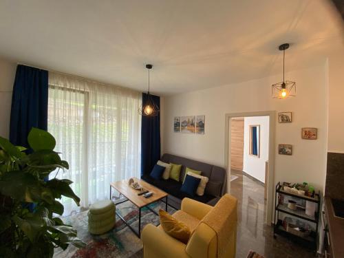sala de estar con sofá y mesa en Apartment Pahuljica, en Travnik