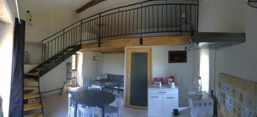 ein Wohnzimmer mit einer Wendeltreppe in einem Zimmer in der Unterkunft une chambre dans un gite rural in Saint-Jean-du-Gard