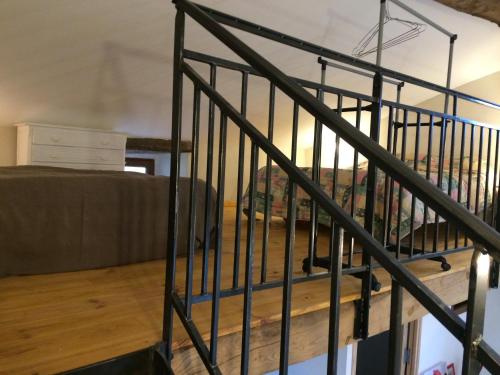 eine Treppe in einem Wohnzimmer mit Sofa in der Unterkunft une chambre dans un gite rural in Saint-Jean-du-Gard