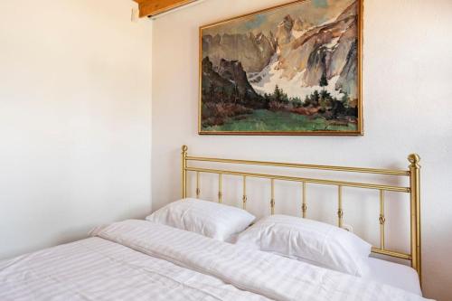 Postel nebo postele na pokoji v ubytování Spacious And Historic Villa With Bled Castle View