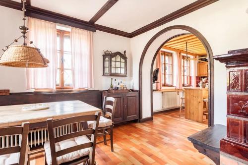 Kuchyň nebo kuchyňský kout v ubytování Spacious And Historic Villa With Bled Castle View