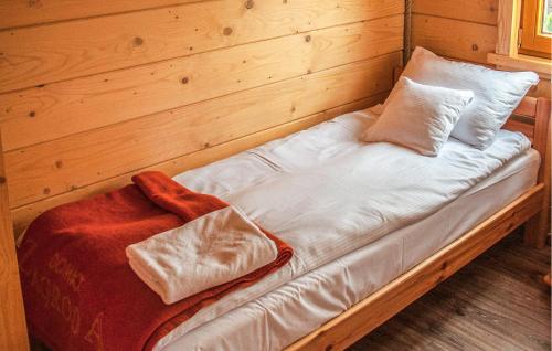 En eller flere senge i et værelse på Beautiful Home In Slopnice With Sauna