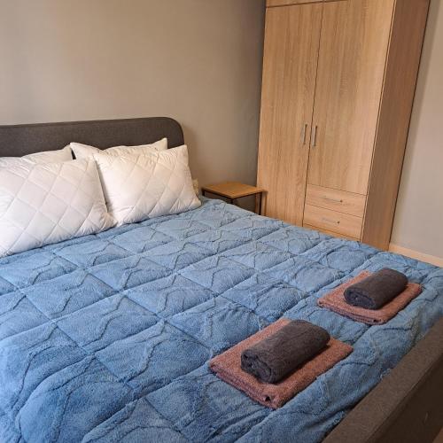 łóżko z dwoma ręcznikami na górze w obiekcie KENTRO PATRA 3 w mieście Patras