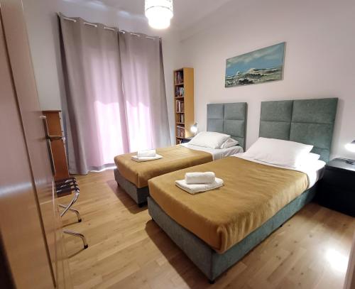 Postel nebo postele na pokoji v ubytování Georgia's Cozy Apartment in Koukaki