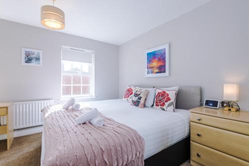 a bedroom with a bed and a dresser at Cravenwood Townhouse with games room - Sleeps 5 in Manchester