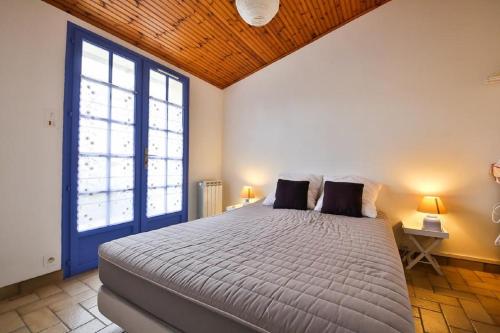 um quarto com uma cama grande e 2 almofadas em maison 4 personnes a Sion sur L ocean em Les Bussolleries
