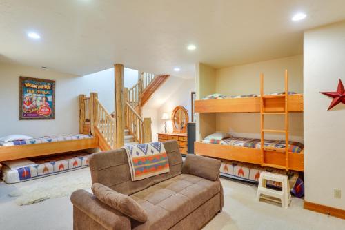 - un salon avec un canapé et des lits superposés dans l'établissement Spacious Whitefish Home with Sauna and Ski Resort View, à Whitefish